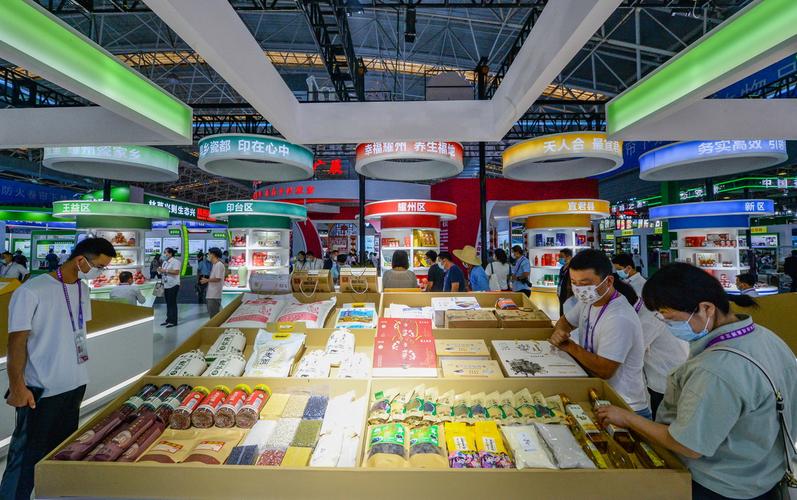 9月15日,在农业科技示范推广应用展馆,参观者了解特色农产品.